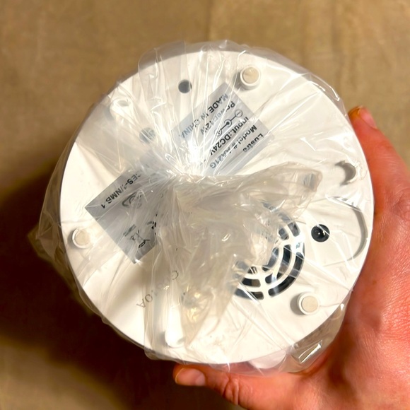 YOUNG LIVING. White glass diffuser. Hand blown glass cover. LED Lights. 6 hours - Picture 4 of 9